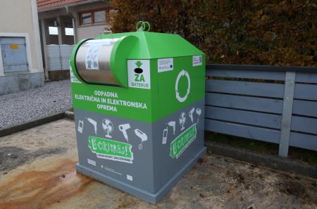 ZABOJNIK ZA ODPADNO ELEKTRIČNO IN ELEKTRONSKO ORODJE IN BATERIJE UNEC 05 FOTO LJUBO VUKELIČ